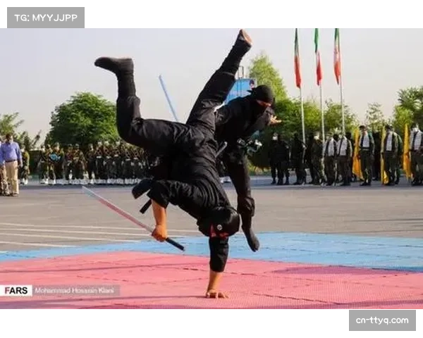 特写:伊朗教练罗斯塔米在场边记录的密密麻麻的战术本 特写:伊朗教练罗斯塔米在场边记录的密密麻麻的战术本